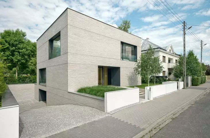 minimalistyczna bryła nowoczesnego domu jednorodzinnego