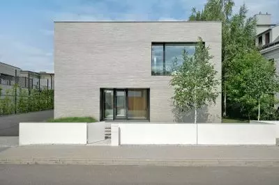 od strony ulicy widać minimalistyczną