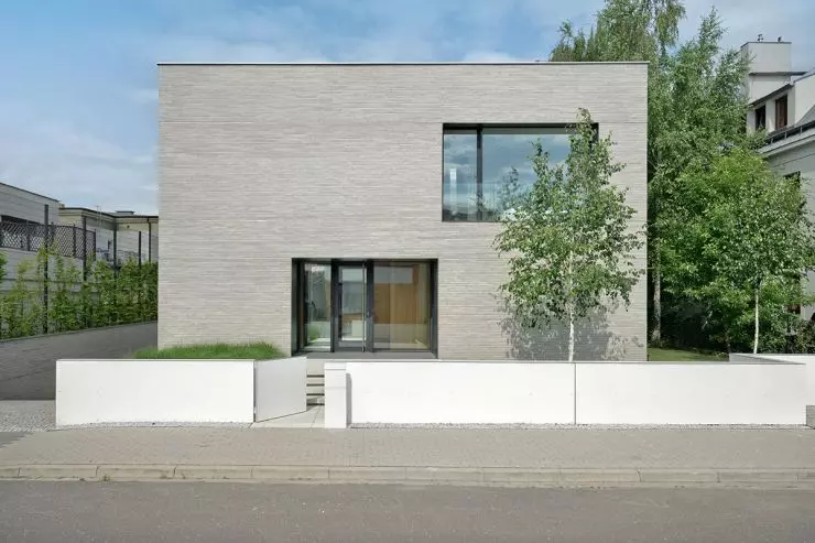 od strony ulicy widać minimalistyczną