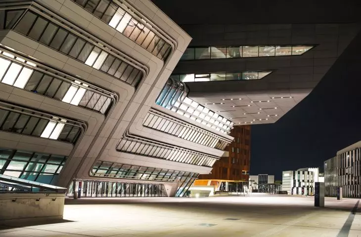 26,000 square meters of surface has been powder-coated for the construction of the Library & Learning Center