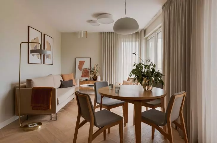 Widok z kuchni na jasny salon