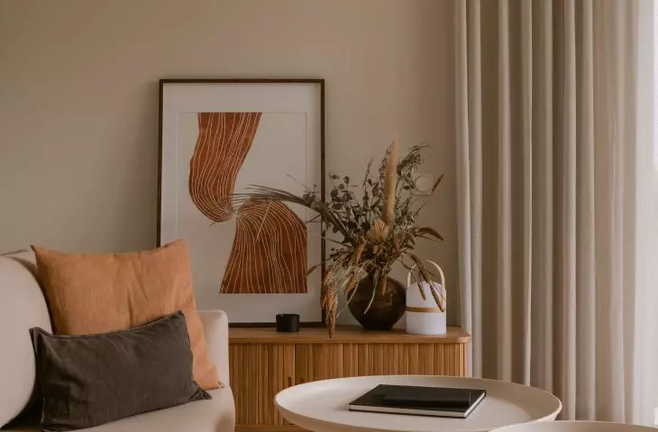 Wygodna sofa i metalowe stoliki kawowe w salonie