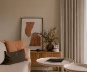 Wygodna sofa i metalowe stoliki kawowe w salonie