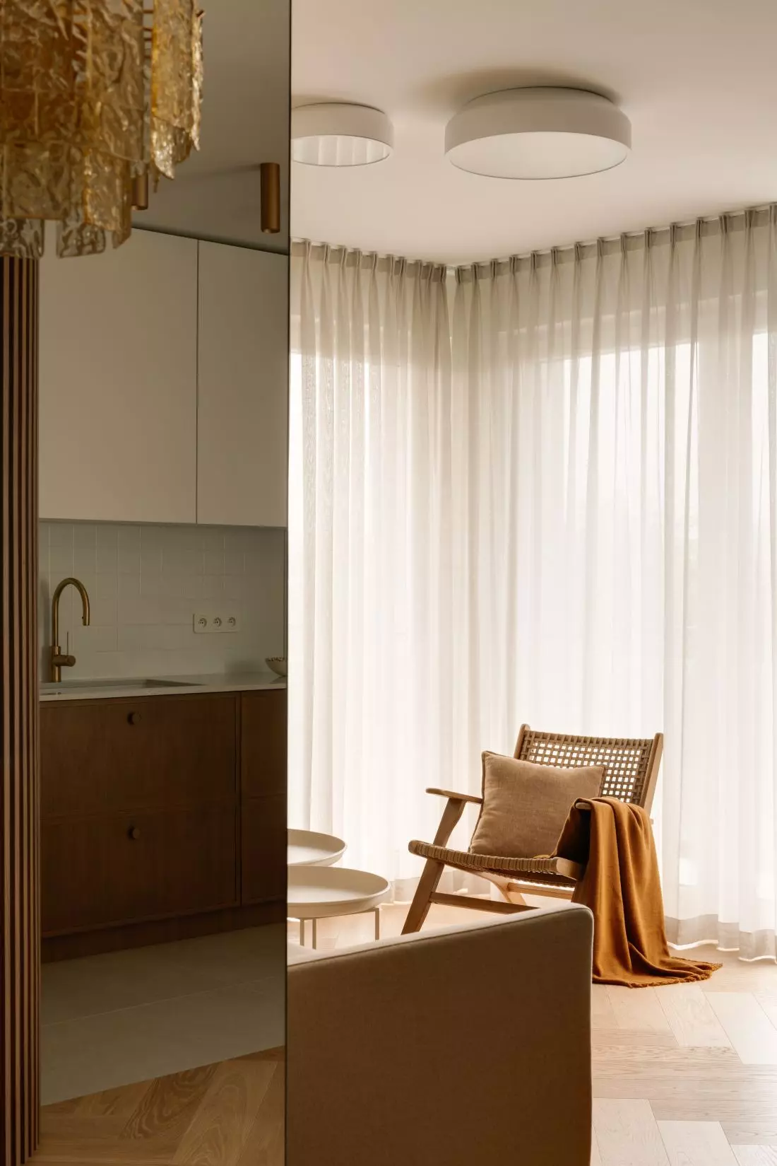 Odbicie kuchni
w lustrze, salon
