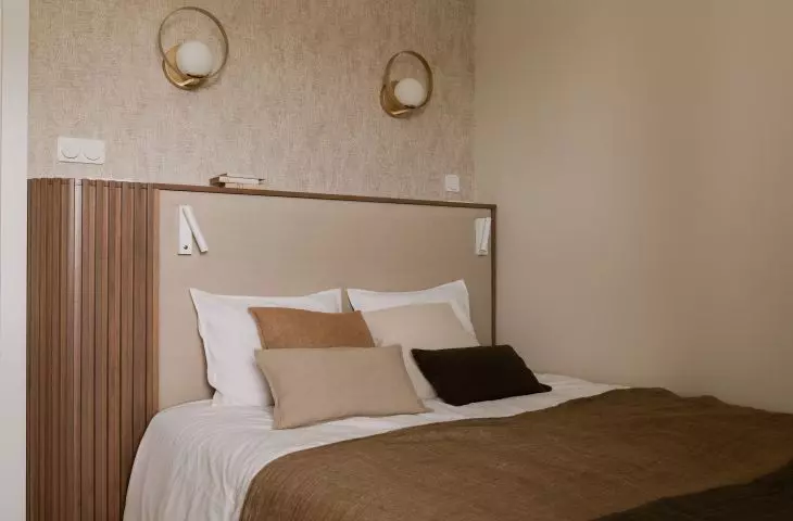 Sypialnia również utrzymana w beżowej kolorystyce 