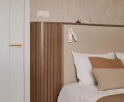 Półka zagłówka pełni funkcję szafki nocnej