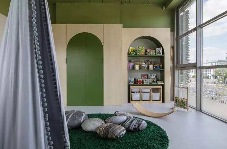 The interiors are kept in colors referring to the theme of the kindergarten