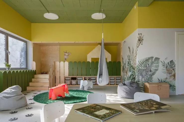 kolorowa jungle-inspired room