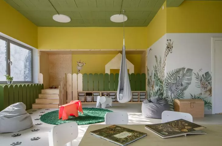 kolorowa sala inspirowana dżunglą
