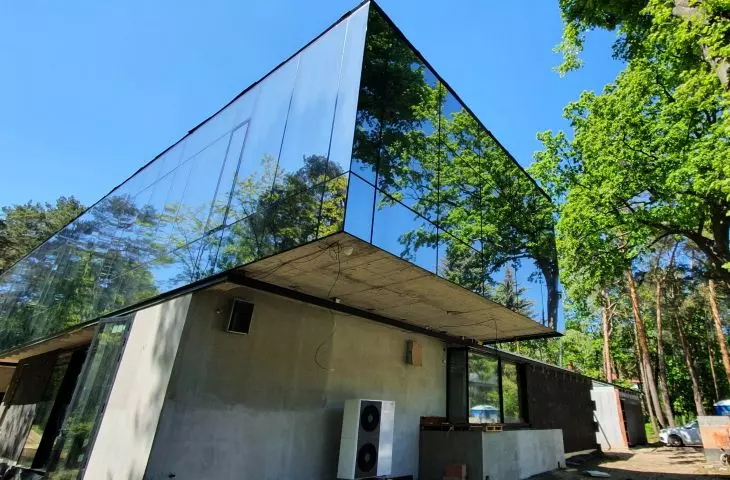 Magdalenka Light House, reflective facade features
