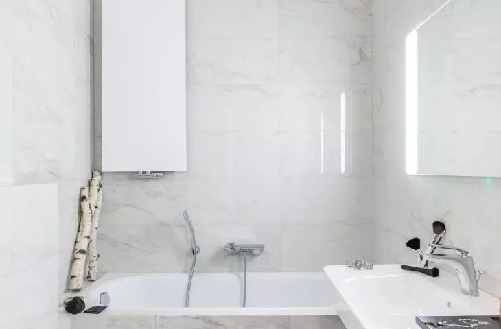 Apartment in a Krakow tenement, bright and minimalist bathroom