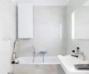 Apartment in a Krakow tenement, bright and minimalist bathroom