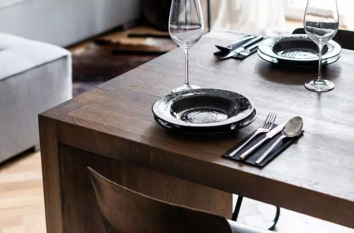 Apartment in a Krakow tenement, table as a kitchen island