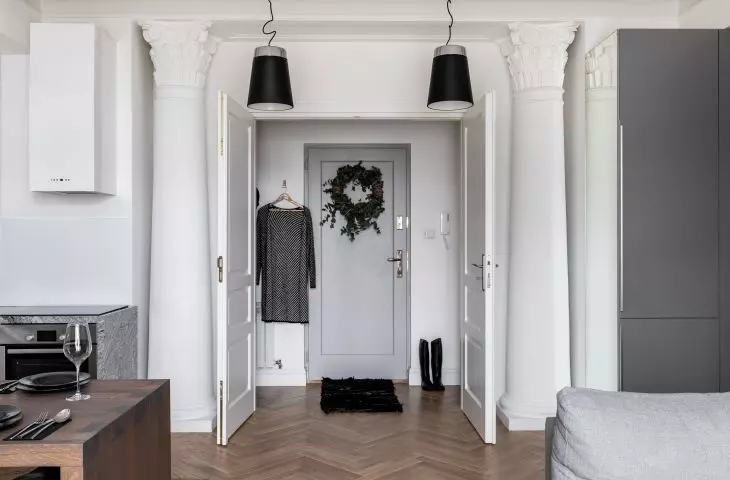 Apartment in a Krakow tenement, characteristic columns