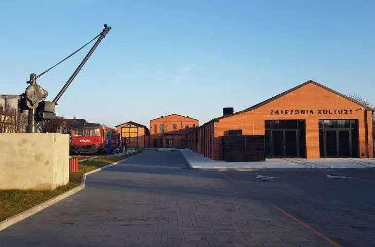 Dworzec lokalnej kolei w Pleszewie. Biblioteka i 