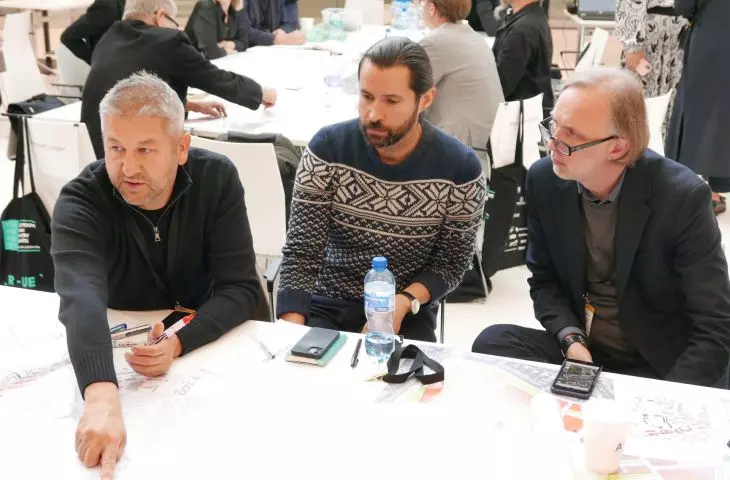 Bartłomiej Kisielewski, Maciej Siuda i Marcin Kościuch podczas prac warsztatowych