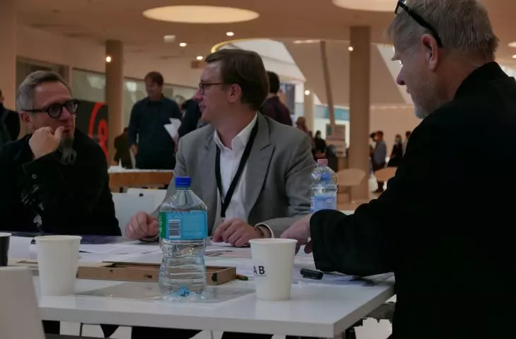 Alek Janicki, Łukasz Maślona i Marcin Włodarczyk z grupy 2. podczas warsztatów urbanistycznych