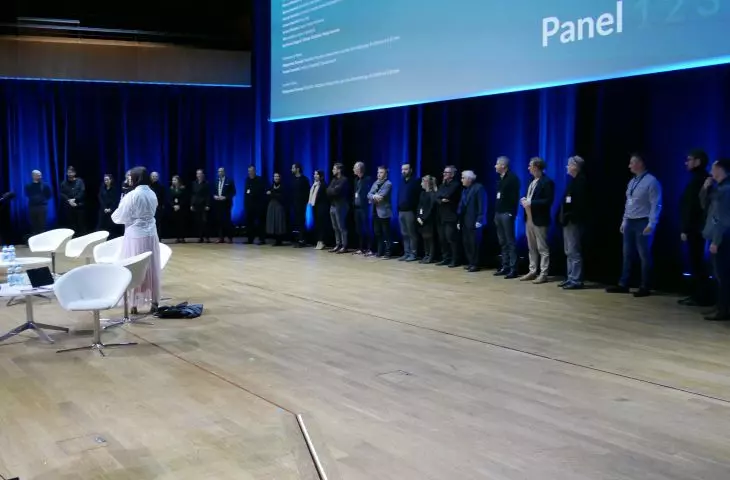 All workshop participants on stage