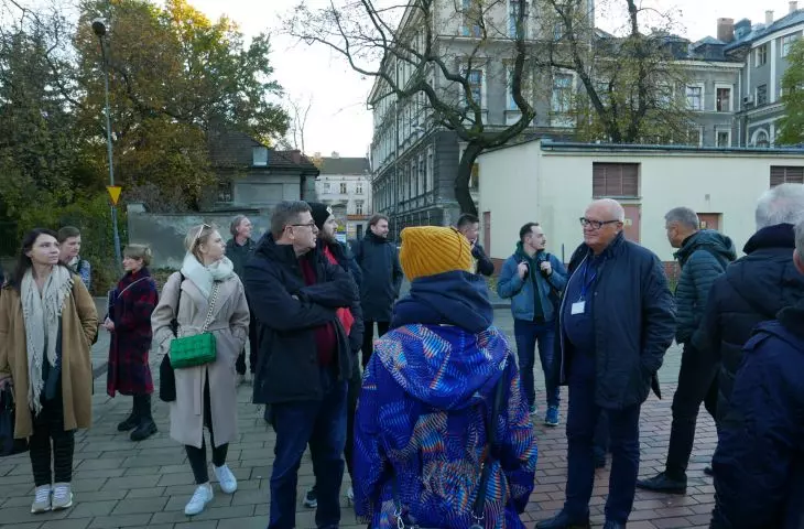 warsztaty poprzedzone były spacerem po Wesołej i wprowadzającymi wykładami