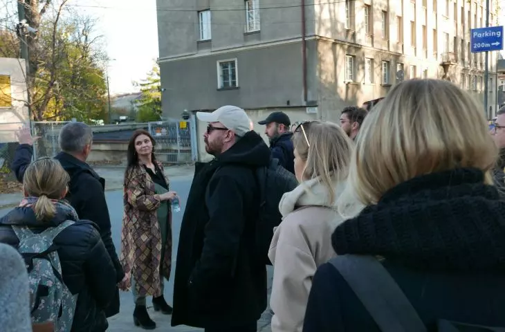 spacer uczestników warsztatów po Wesołej