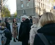 spacer uczestników warsztatów po Wesołej