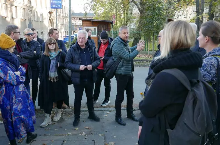 warsztaty poprzedzone były spacerem po Wesołej i wprowadzającymi wykładami
