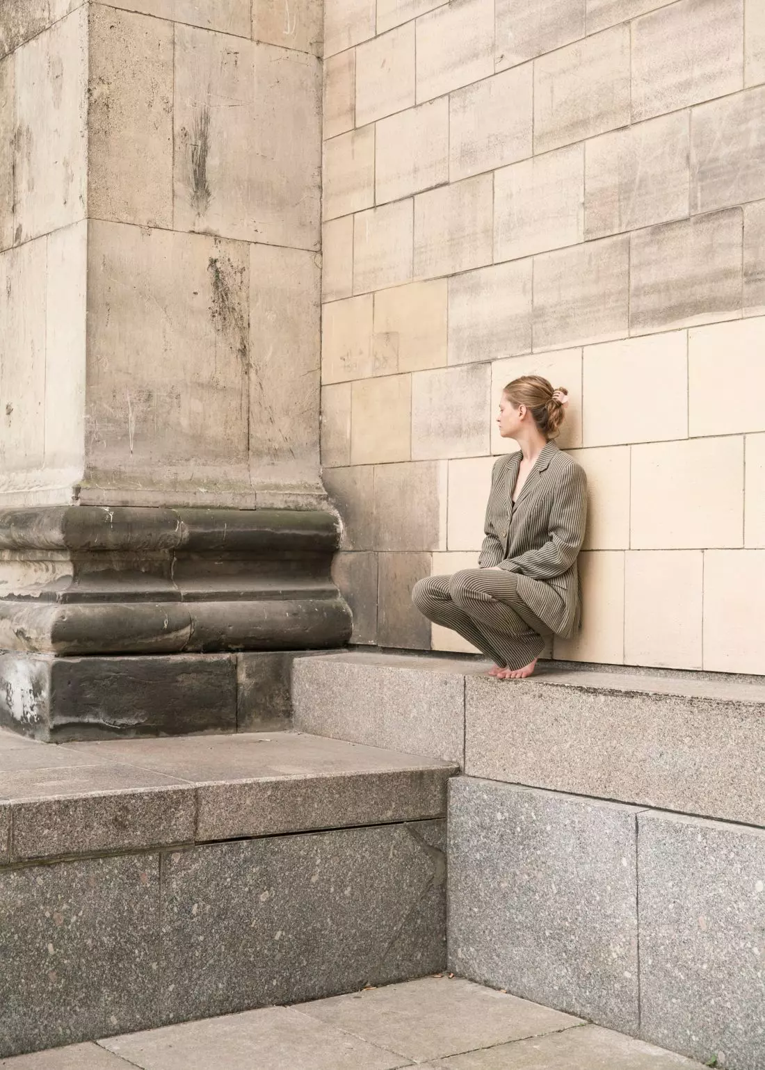 choreografka
i performerka zajmuje się na co dzień relacjami między ciałem i budynkami