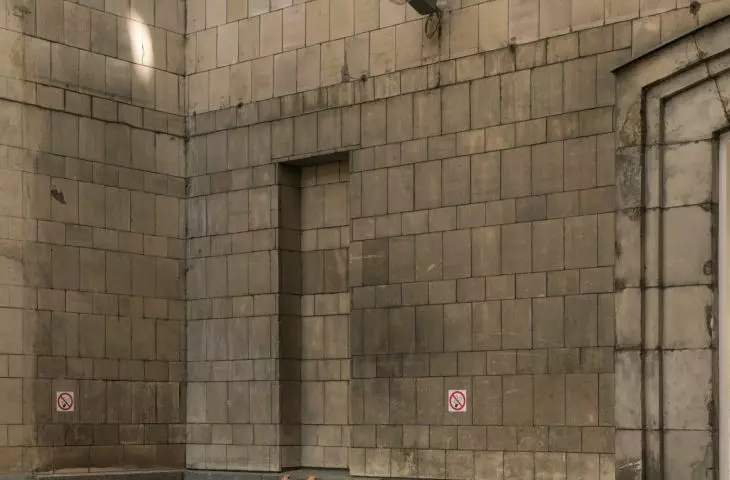 choreographer and performer deals with the relationship between the body and buildings on a daily basis