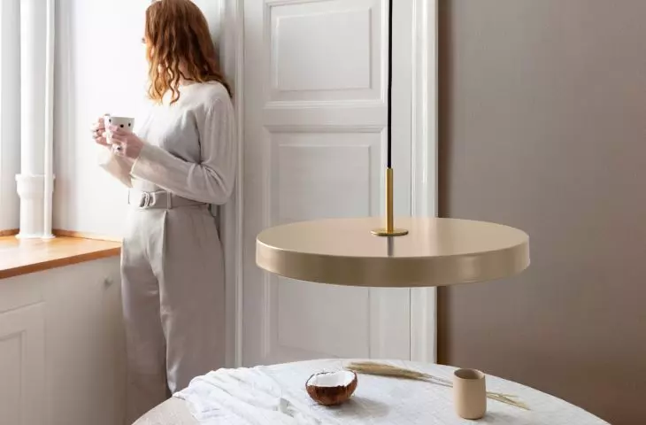 Lampa Asteria marki Umage, rozmiar średni