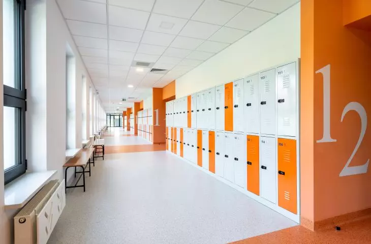 School and kindergarten complex in Przybysławice, corridor and lockers