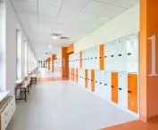 Zespół szkolno-przedszkolny w Przybysławicach, korytarz i szafki