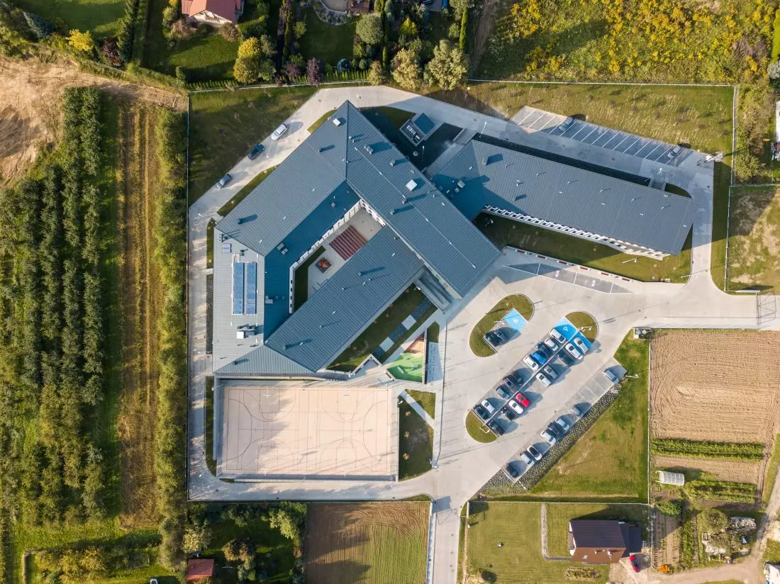 Zespół
szkolno-przedszkolny w Przybysławicach, widok z lotu ptaka