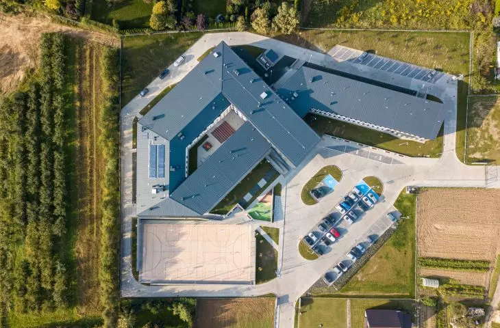 Zespół szkolno-przedszkolny w Przybysławicach, widok z lotu ptaka