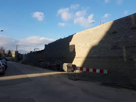 mur oporowy wzdłuż ulicy Halickiej mur oporowy wzdłuż ulicy Halickiej