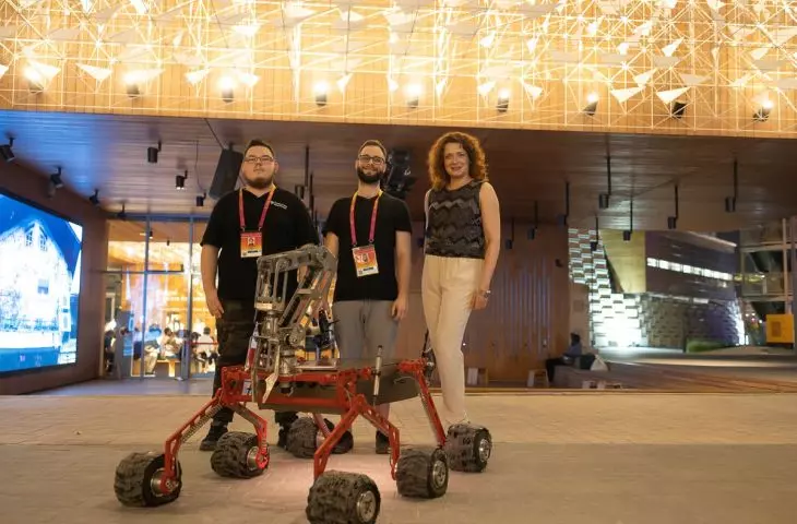 Jakub Migoń i Robert Grabowy opiekowali się łazikiem w Dubaju