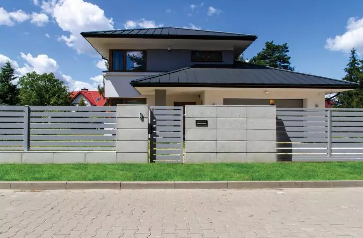 Ogrodzenie frontowe wykonane z betonowych bloczków architektonicznych