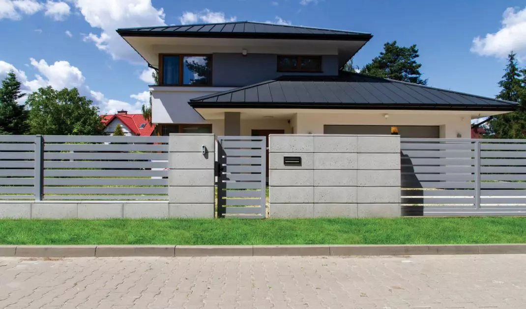 Ogrodzenie frontowe wykonane z betonowych bloczków architektonicznych
