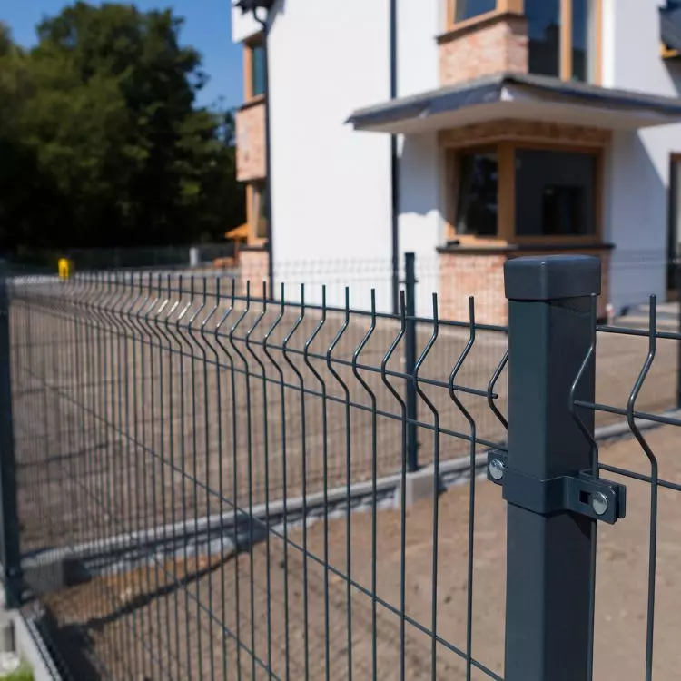 Ogrodzenie panelowe zabezpieczone farbą poliestrową