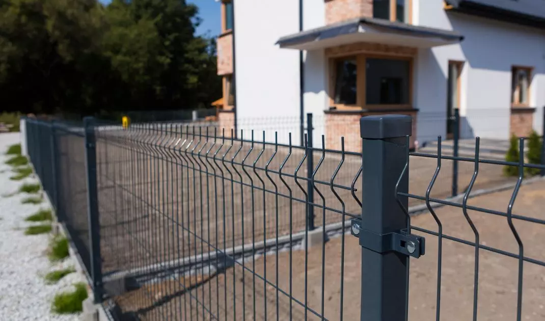 Ogrodzenie panelowe zabezpieczone farbą poliestrową