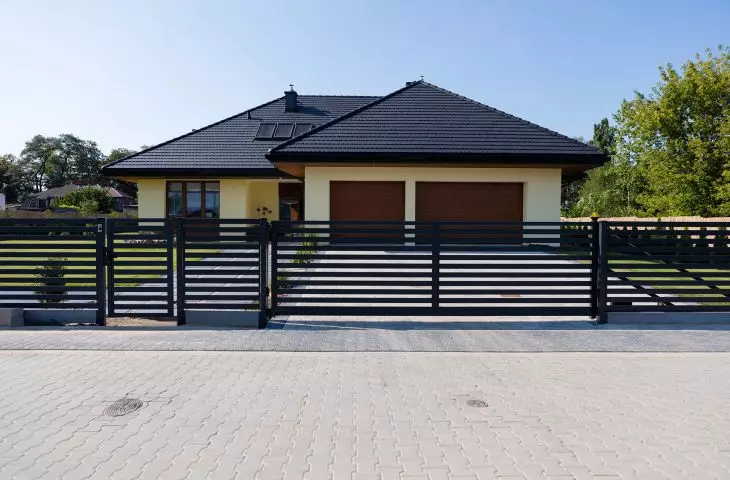 Ogrodzenie frontowe – palisadowe wykonane na podmurówce systemowej