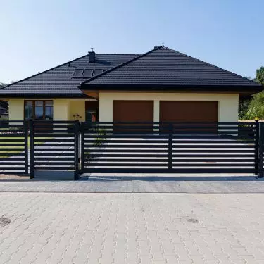 Front fence - palisade made on a system foundation