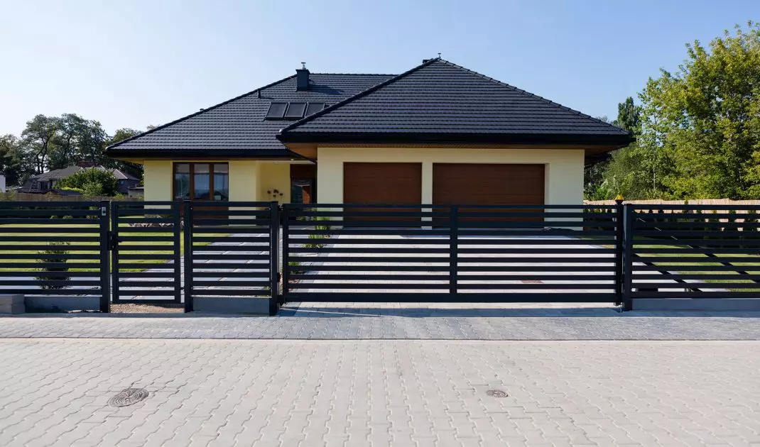 Front fence - palisade made on a system foundation