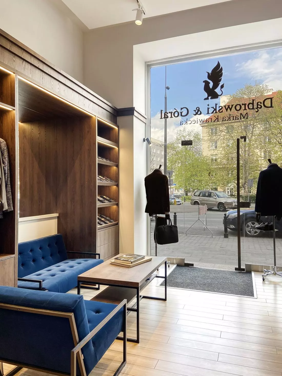 salon mody, widok
przez witrynę