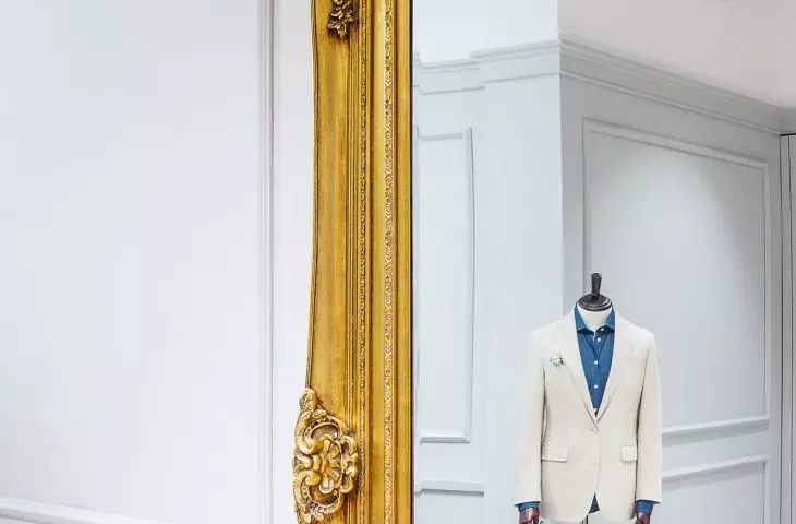 Salon mody męskiej Dąbrowski & Góral, wnętrze odbite w lustrze