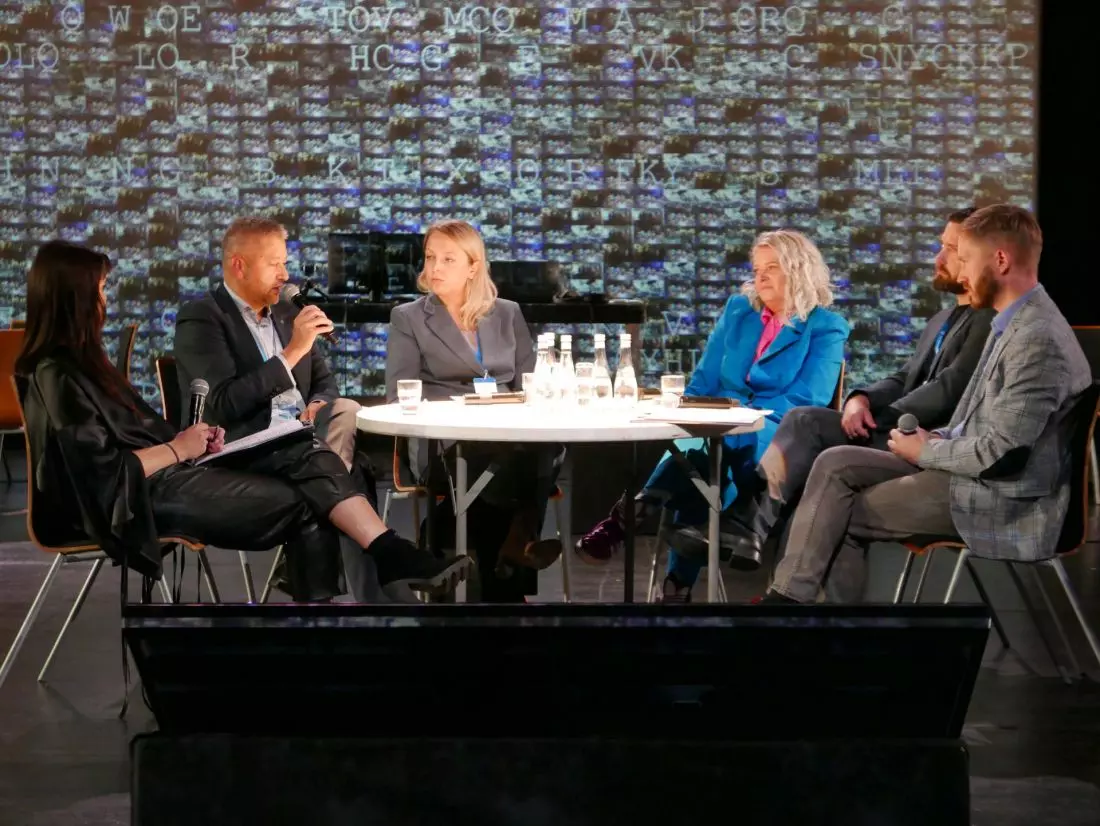 od lewej: Małgorzata Tomczak, Bartłomiej Kisielewski, Marta Zalewska, Joanna Rayss, Piotr Kempf, Tomasz Janowski