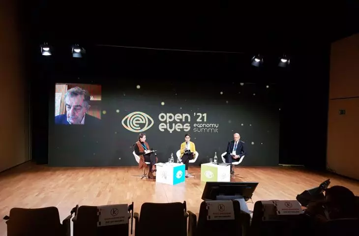 from left: Agata Wąsowska-Pawlik, Miray Hasaltun Wosinski and Krzysztof Żuk, on screen: professor Franco Bianchini
