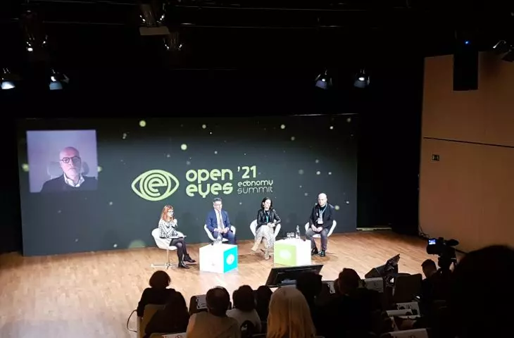 from left: Hanna Schudy, Jacek Siwiński, Izabela Van den Bossche, Hubert Trammer, on screen: Xavier Troussard 