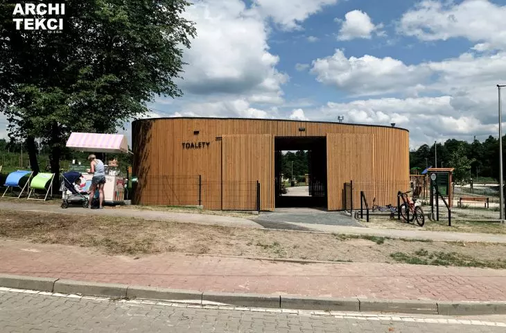 Brama do parku z funkcją publicznej toalety, Sławków