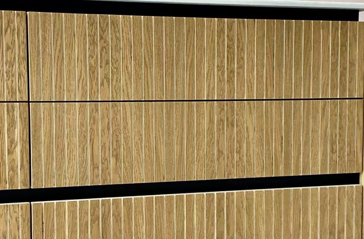 Fluted veneered front