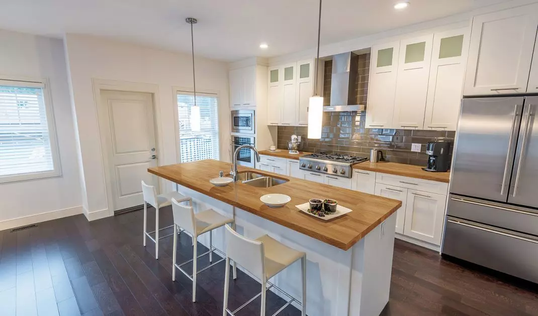Panmar's natural wood countertops bring warmth and coziness to the interior